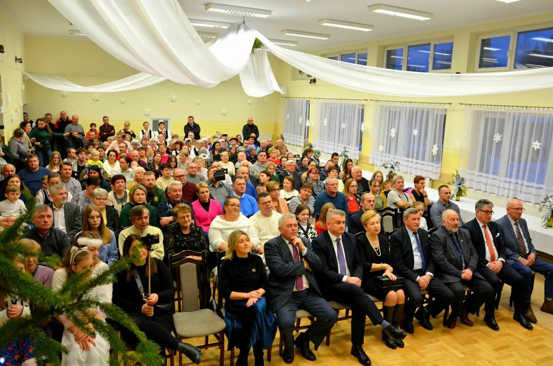Noworoczne kolędowanie w Wiejskim Domu Kultury w Pakoszówce – Tradycja łącząca pokolenia - Zdjęcie główne