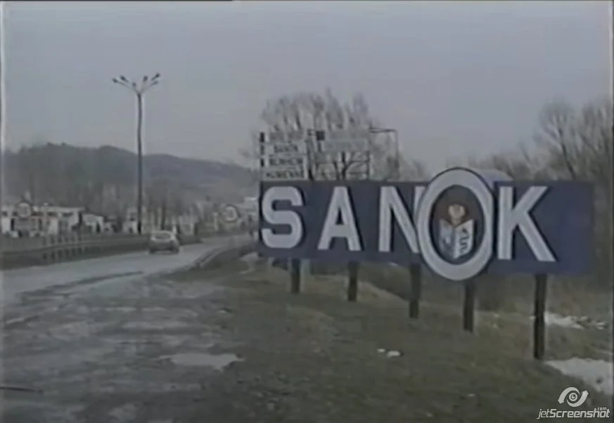 Sanockie domy okryte we mgle, skąpane w słońcu ulice. Zobacz stary film z Sanoka [WIDEO] - Zdjęcie główne