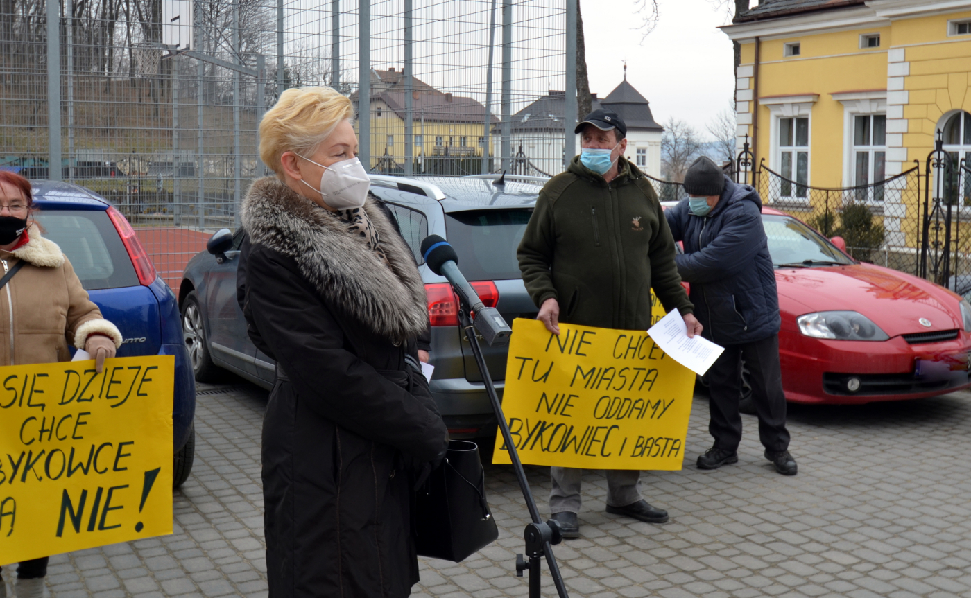 pikieta mieszkańców wsi przed sesją Rady Miasta Sanoka