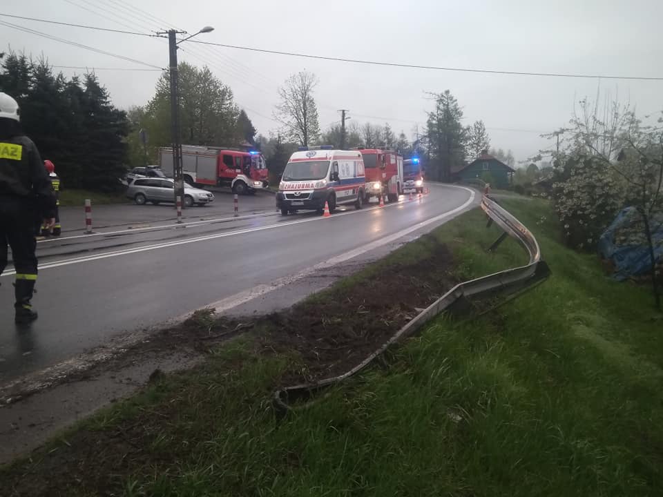 Zjechał z drogi i uderzył w bariery [ZDJĘCIA] - Zdjęcie główne