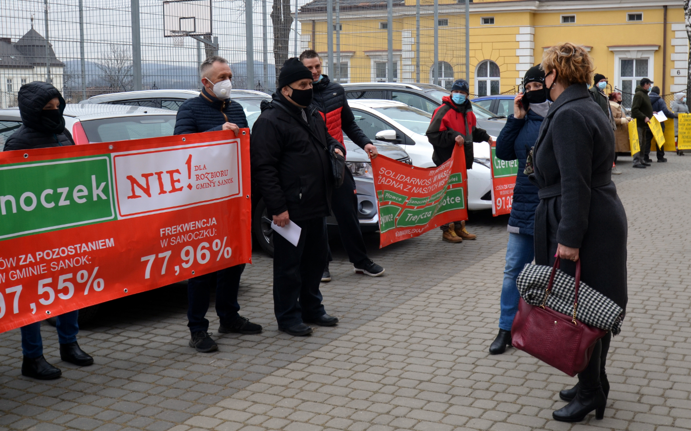 pikieta mieszkańców wsi przed sesją Rady Miasta Sanoka