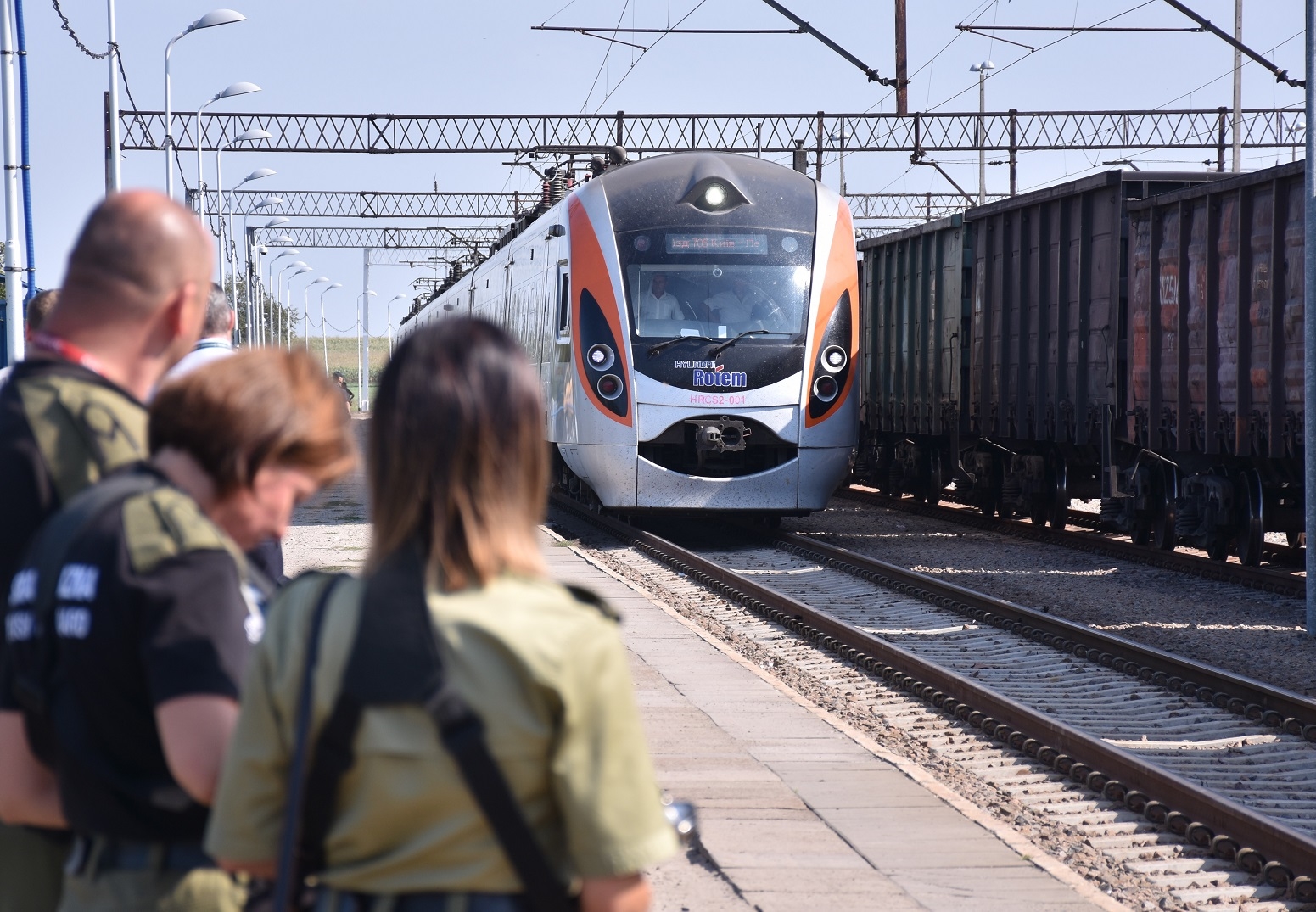 Wyrzucili z międzynarodowego pociągu pakunki z nielegalnymi papierosami - Zdjęcie główne