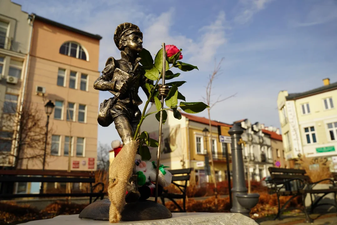 Wrocław ma krasnale, Przemyśl niedźwiadki a Kolbuszowa krokodyle. Od dzisiaj Sanok ma swoje Grześki! [ZDJĘCIA] - Zdjęcie główne