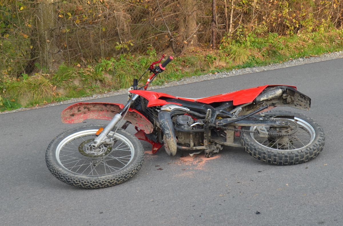 Z OSTATNIEJ CHWILI: Wypadek z udziałem motocyklisty w Strachocinie [ZDJĘCIA] - Zdjęcie główne