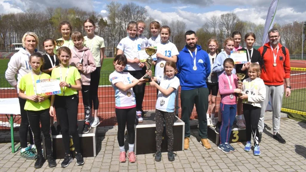 Drużyna dziewcząt z SP4 zdobyła tytuł mistrza województwa w indywidualno-drużynowych biegach przełajowych - Zdjęcie główne