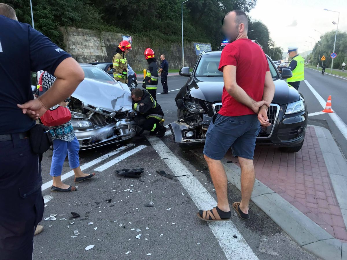 Z OSTATNIEJ CHWILI: Kolizja na skrzyżowaniu Królowej Bony i Podgórze [ZDJĘCIA] - Zdjęcie główne