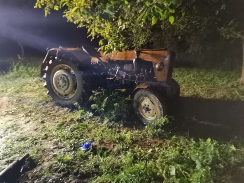 Podkarpacie. 78-latek zginął przygnieciony przez traktor [FOTO] - Zdjęcie główne