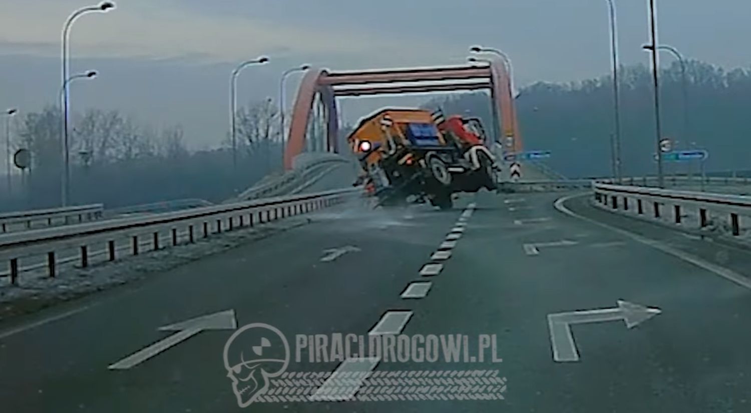 Wywrotka piaskarki na autostradzie A4 koło Dębicy. Po roku do sieci trafiło nagranie [WIDEO] - Zdjęcie główne