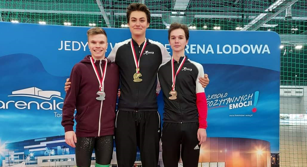 Michał Pawłowski z medalami Mistrzostw Polski juniorów w łyżwiarstwie szybkim - Zdjęcie główne