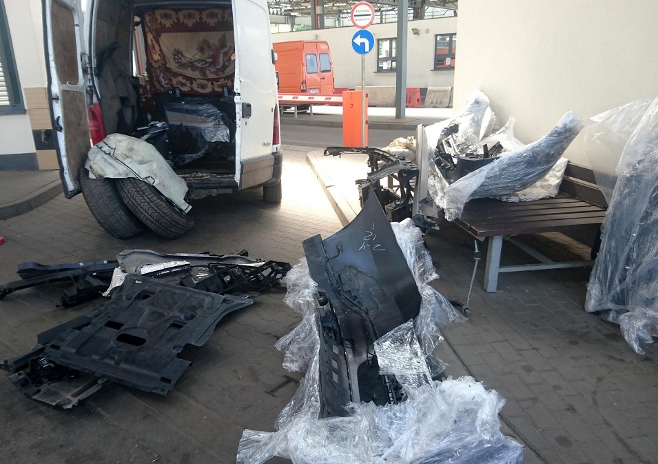 Luksusowy mercedes rozłożony na części - Zdjęcie główne