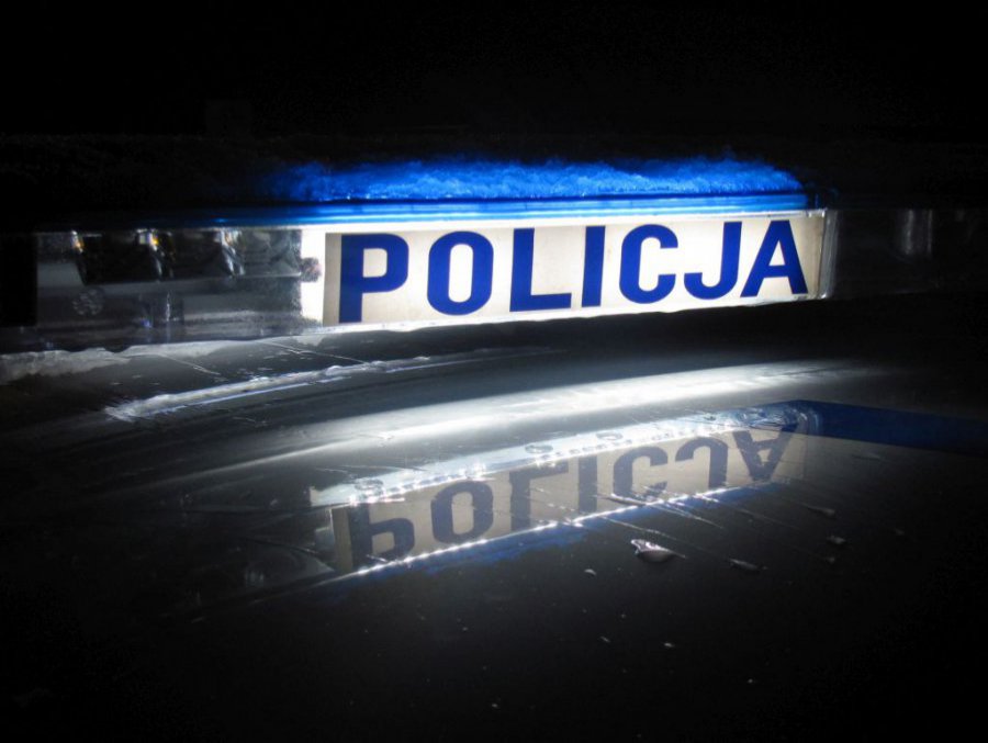 SANOK. Upadła na śniegu. Pomógł policjant - Zdjęcie główne
