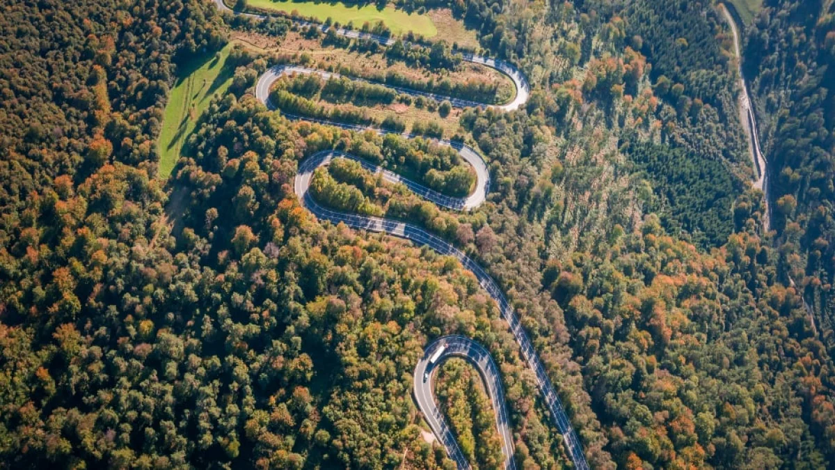 Dachowanie na serpentynach. Kierująca trafiła do szpitala - Zdjęcie główne