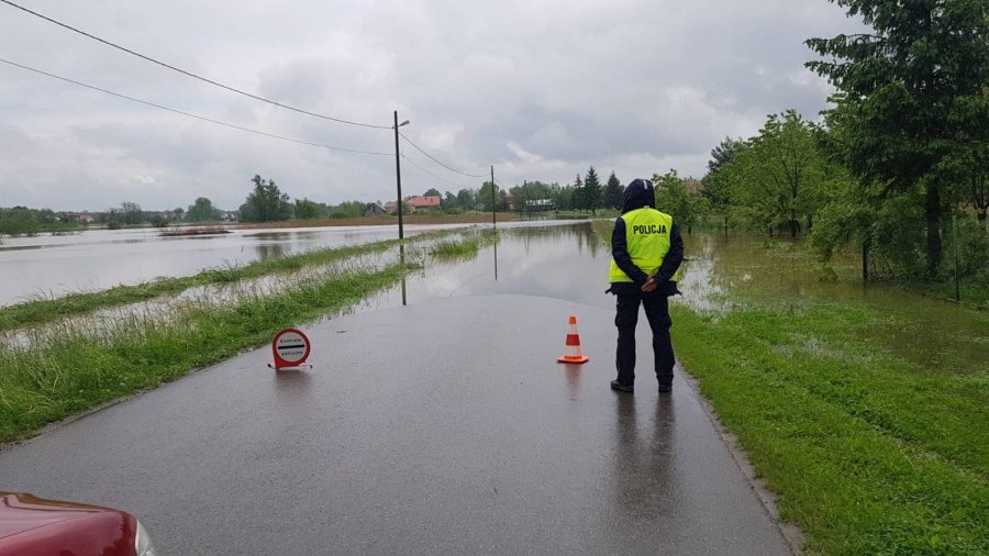 PODKARPACIE: Policjanci monitorują sytuację powodziową [FOTO + VIDEO] - Zdjęcie główne