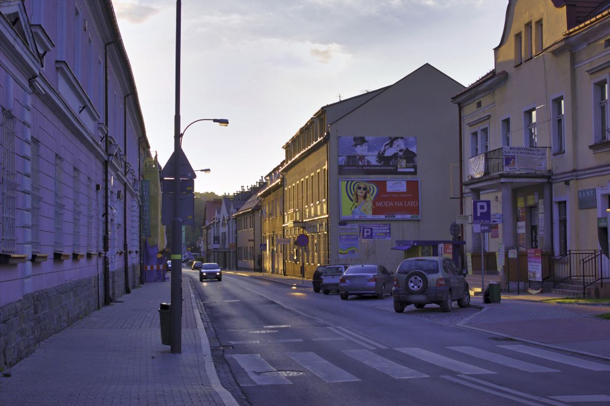 Gminy wprowadzają uchwałę: Szpecące reklamy znikają z miast - Zdjęcie główne