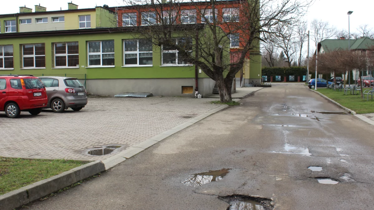 O Cichej musi być głośno! Szkoła XXI wieku, dojazd do niej sprzed stu lat - Zdjęcie główne