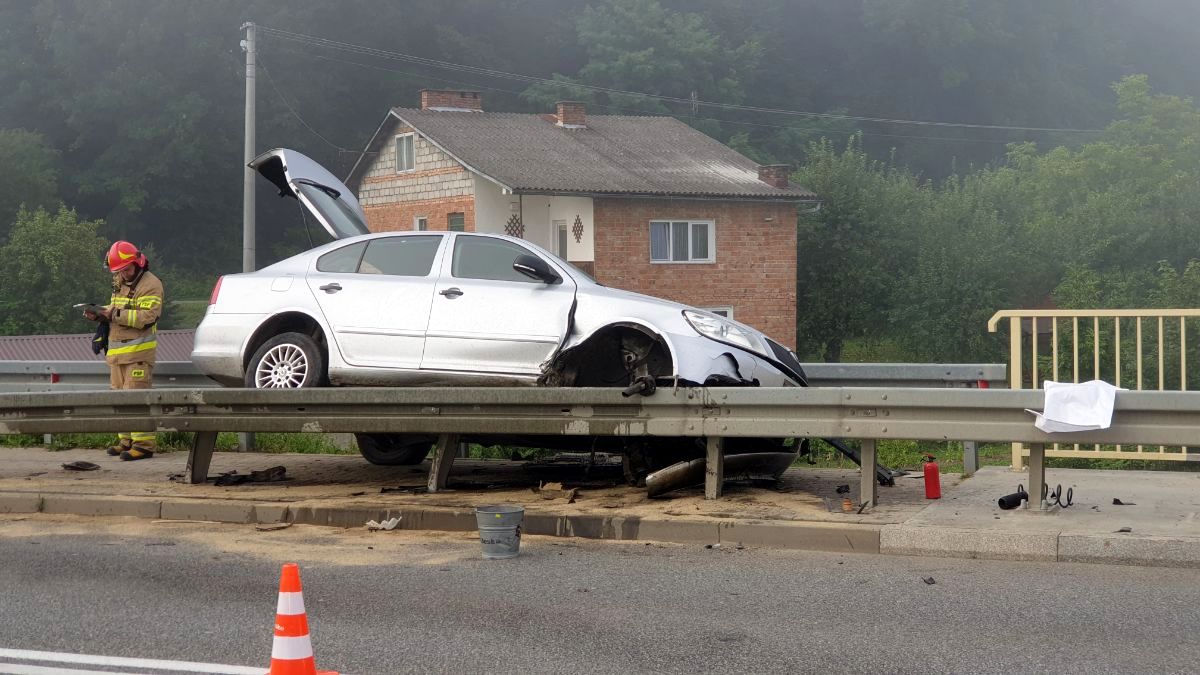 Besko. Samochód zawisł na moście [FOTO+VIDEO] - Zdjęcie główne