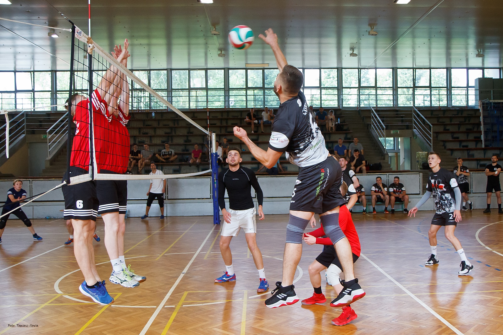 Vivio Brzozów triumfuje w Sanockiej Lidze Siatkówki [FOTORELACJA] - Zdjęcie główne