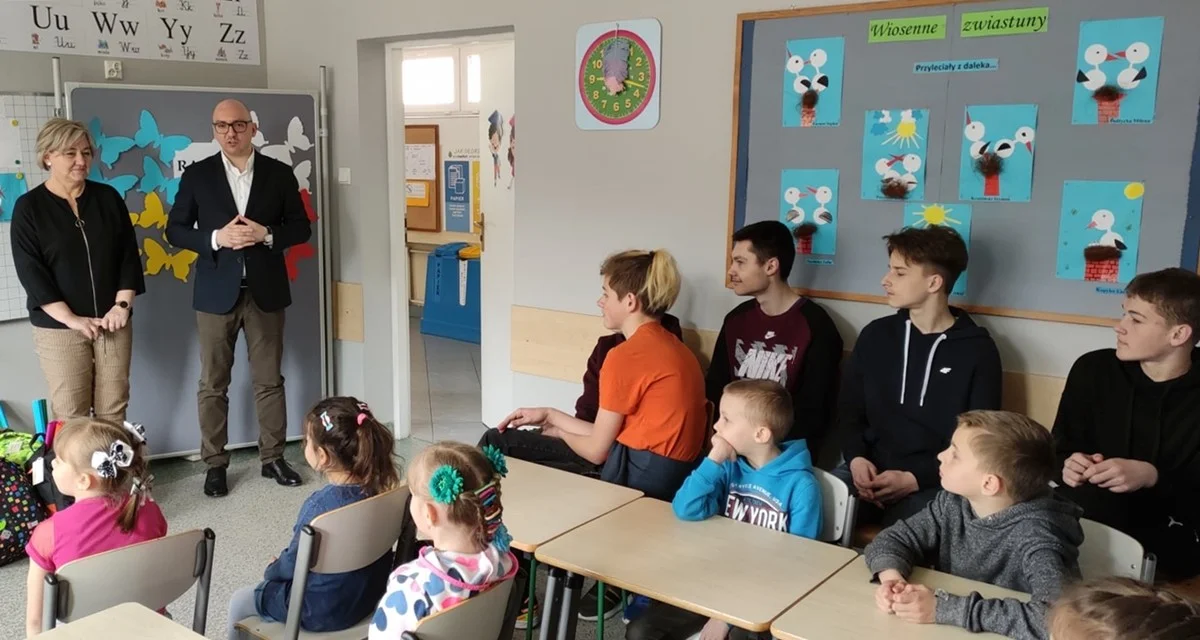 Ukraińskie dzieci uczęszczające do szkoły w Komańczy otrzymały plecaki i wyprawki [ZDJĘCIA] - Zdjęcie główne