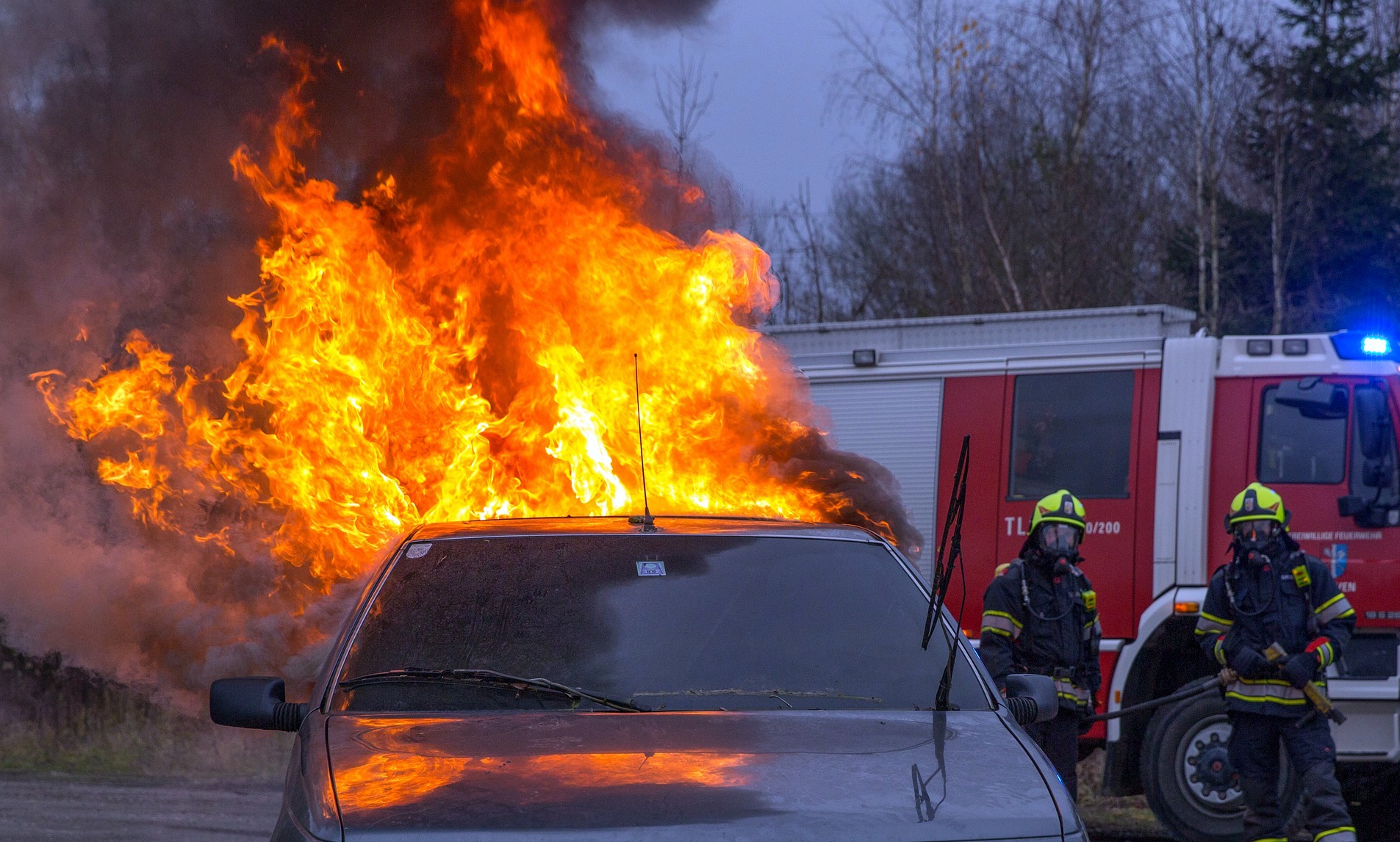 BIESZCZADY: Pożar samochodu osobowego w Mchawie  - Zdjęcie główne