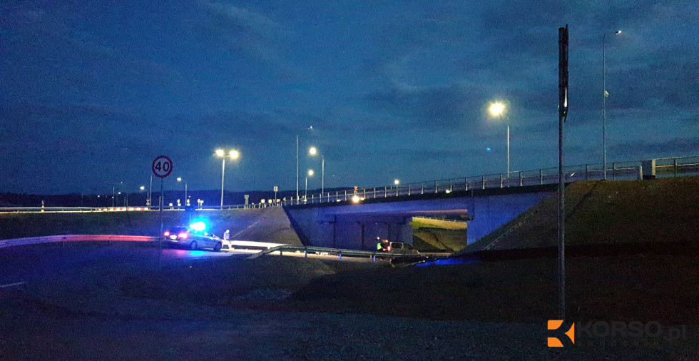 SANOK: Pędził motocyklem 111km\h. Zatrzymał się pod wiaduktem na barierce [FOTO] - Zdjęcie główne