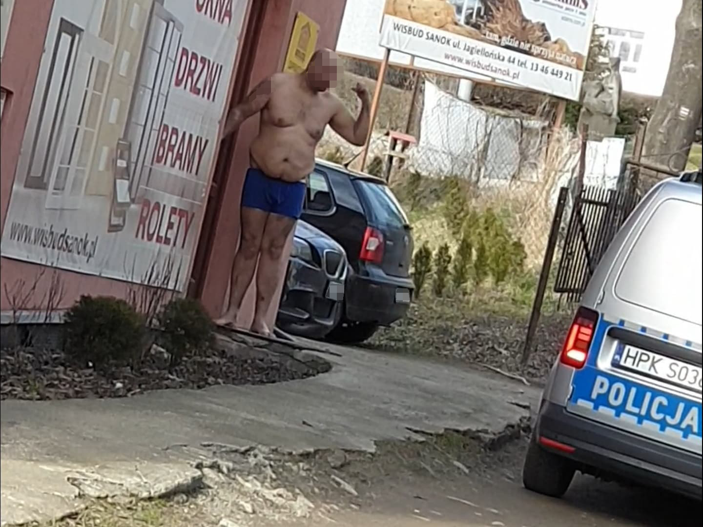 Z OSTATNIEJ CHWILI: Półnagi mężczyzna na terenie przedszkola w Sanoku! [FOTO+VIDEO] - Zdjęcie główne