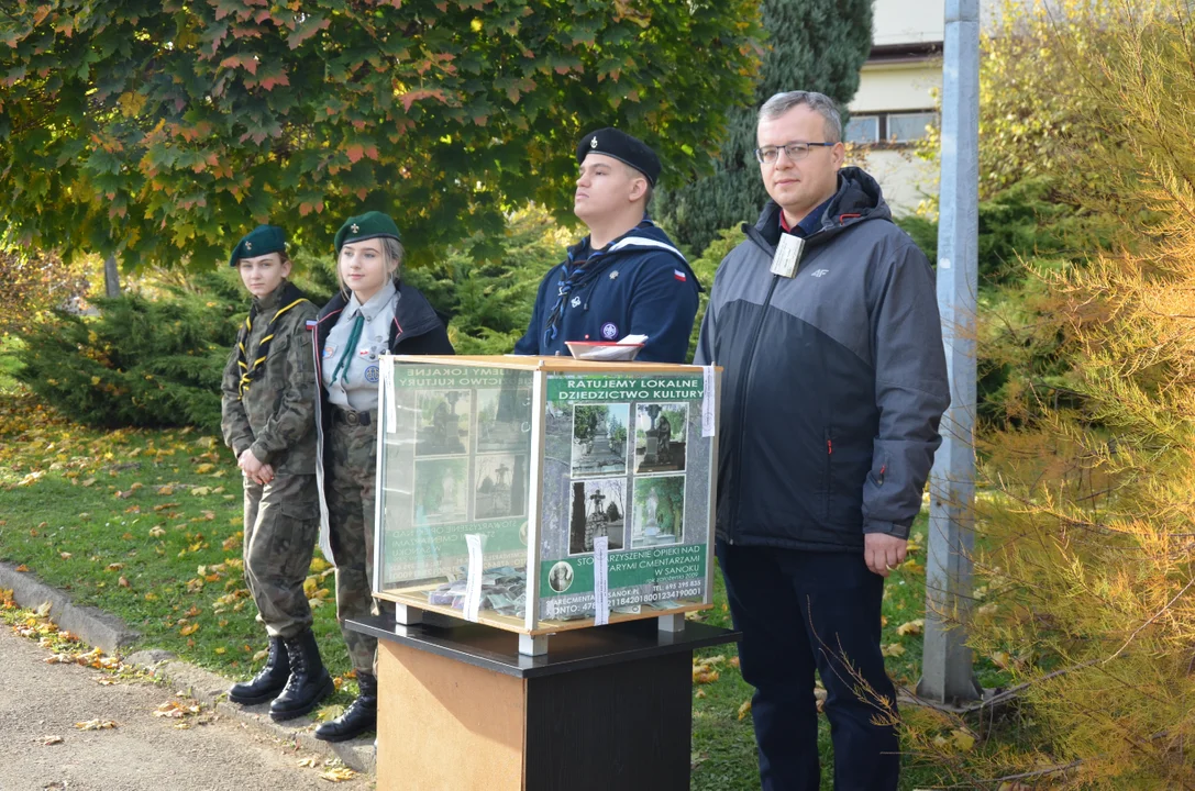Wynik kwesty na cmentarzu Stowarzyszenia Opieki nad Starymi Cmentarzami w Sanoku. Zebrano więcej niż w ubiegłym roku! - Zdjęcie główne