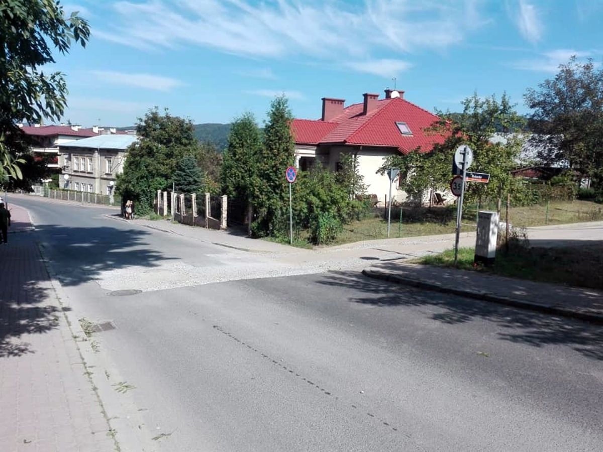 Sygnały czytelników: Uszkodzona nawierzchnia ul. Zamkowej [FOTO] - Zdjęcie główne