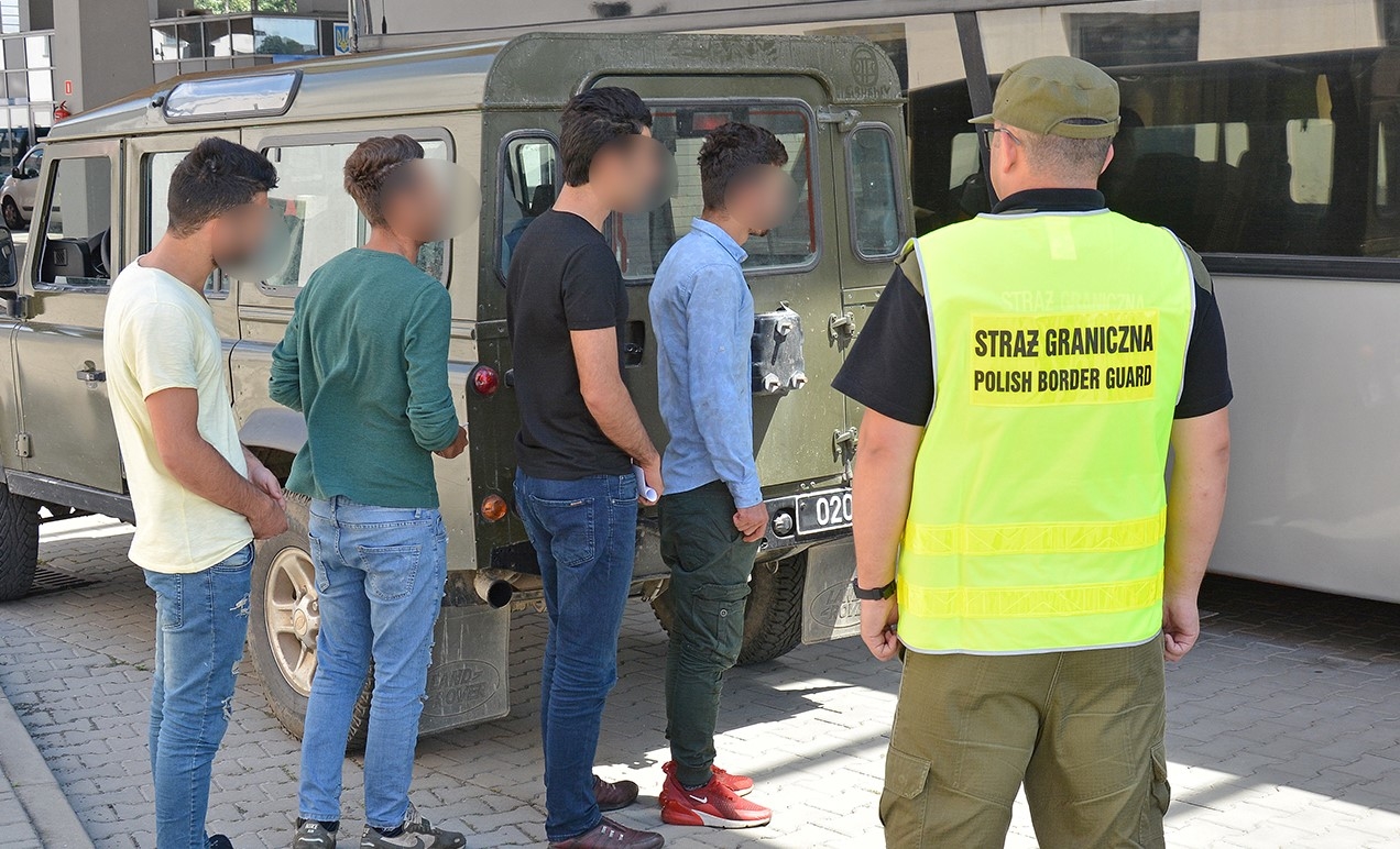 GRANICA: Nielegalni imigranci próbowali ukryć się w lesie - Zdjęcie główne