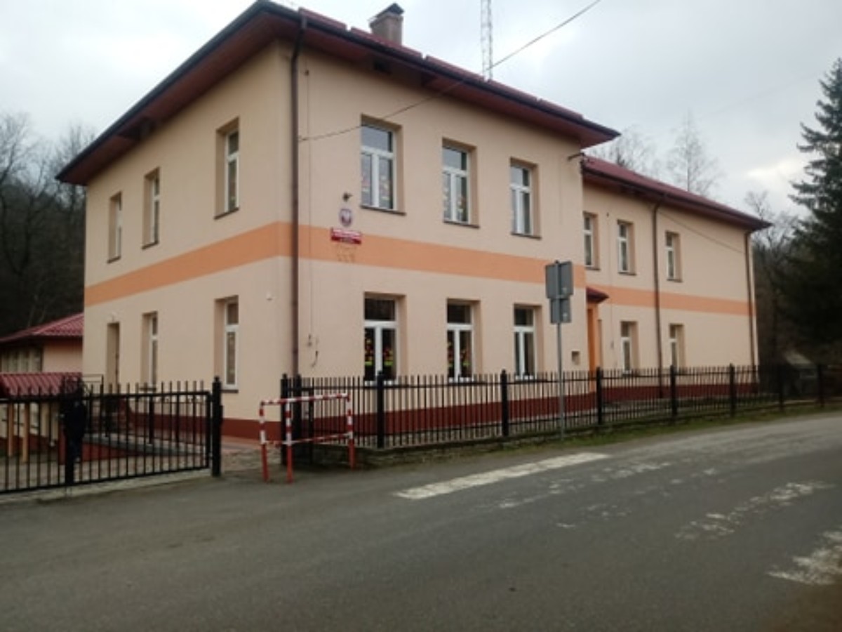 Szkoła Podstawowa w Zahutyniu - wywalczono osiem klas!  - Zdjęcie główne