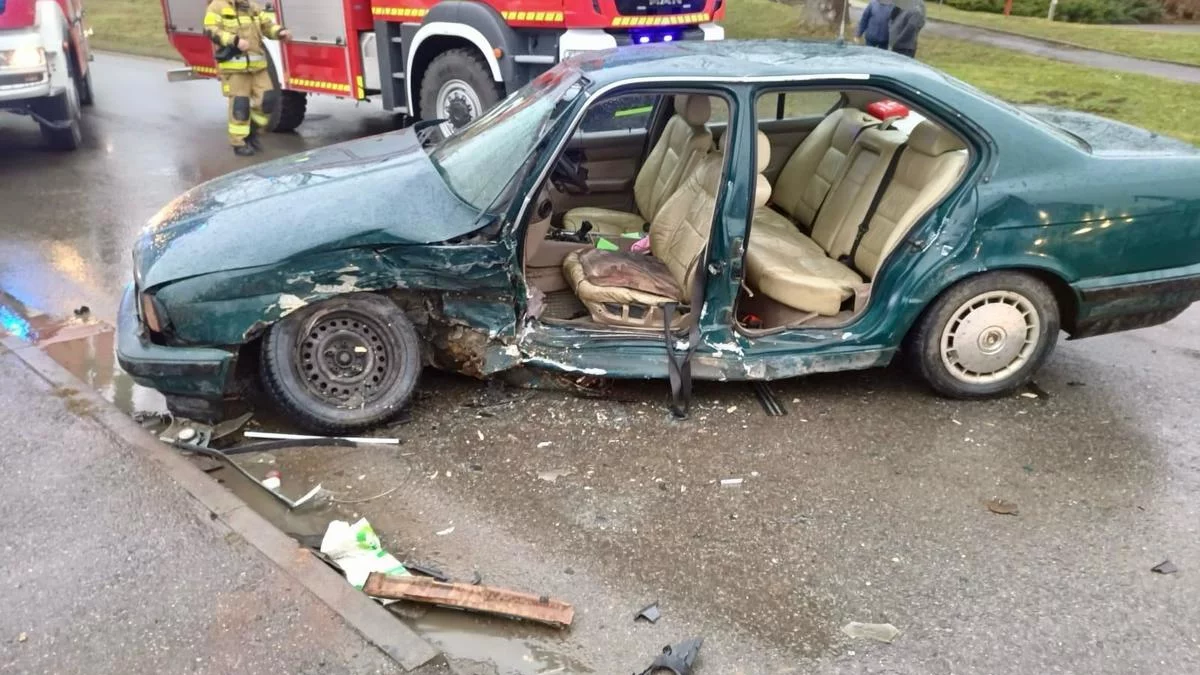 Wypadek w Haczowie: Kierowca zakleszczony po zderzeniu dwóch osobówek - Zdjęcie główne