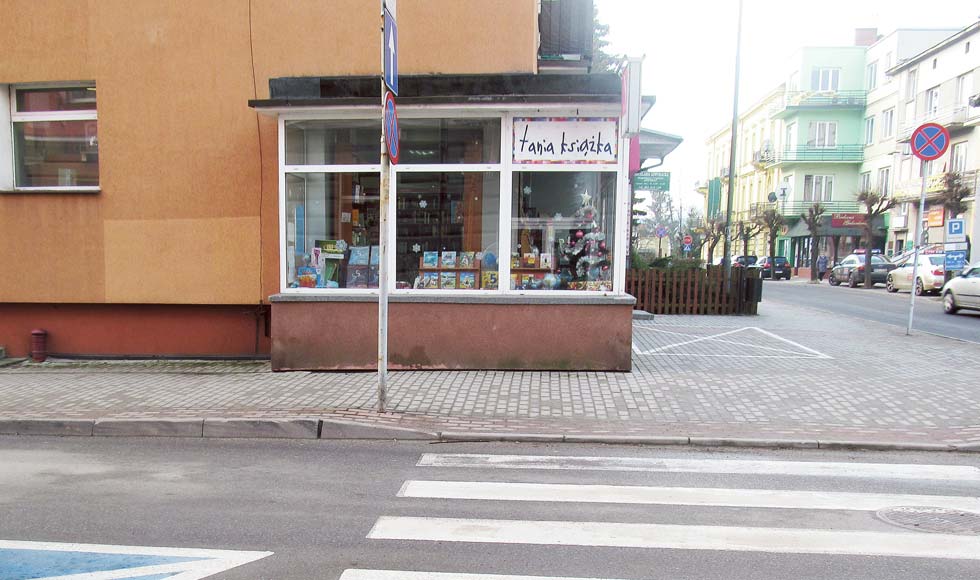 Walka mieszkańców bloku przy ul. Mickiewicza 6 w Sanoku o poprawę bezpieczeństwa przy wjeździe w ulicę Kazimierza Wielkiego trwa nadal - Zdjęcie główne