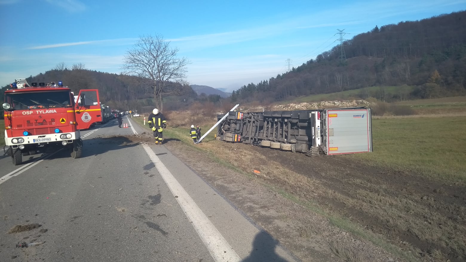 Podkarpacie. Ciężarówki zderzyły się na drodze. Jedna z nich wypadła z jezdni [FOTO VIDEO] - Zdjęcie główne
