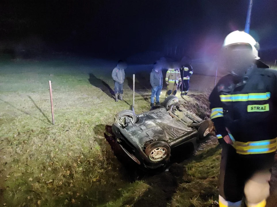 Dachowanie osobówki w Tyrawie Solnej. Zakleszczonemu kierowcy pomogli świadkowie zdarzenia - Zdjęcie główne