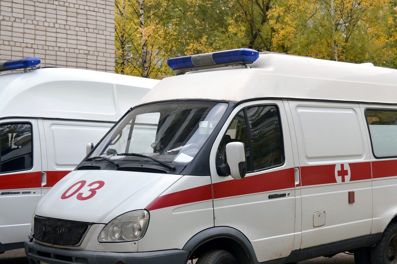 Z PODKARPACIA. Przygniótł go samochód spadający z podnośnika - Zdjęcie główne