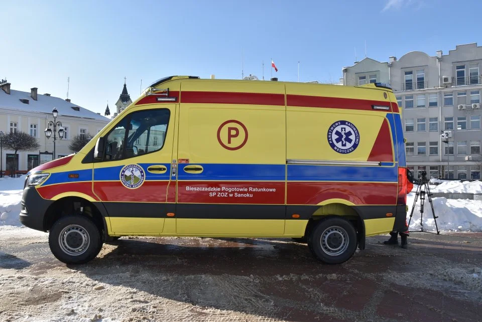 Komańcza otrzymała nowy ambulans od Bieszczadzkiego Pogotowia Ratunkowego - Zdjęcie główne