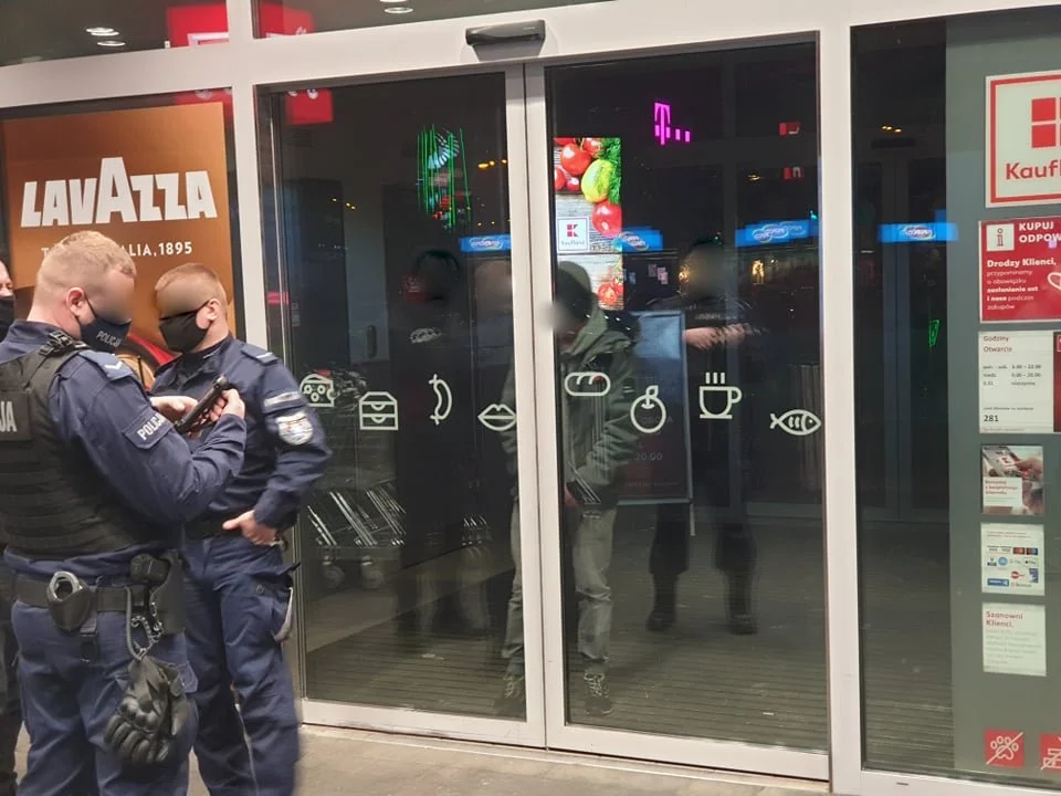 Mężczyzna stał za zamkniętymi drzwiami i palił papierosa