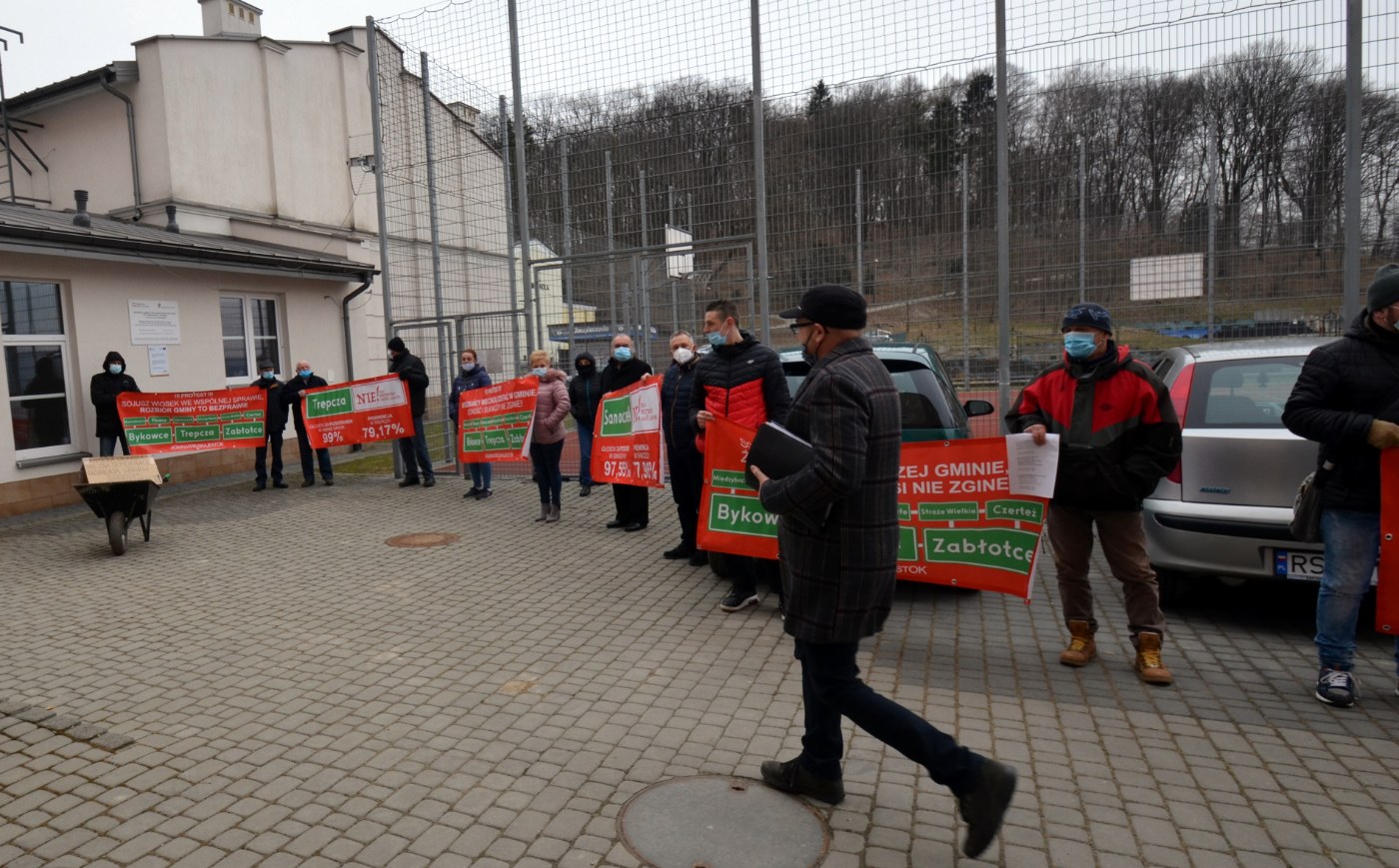 pikieta mieszkańców wsi przed sesją Rady Miasta Sanoka