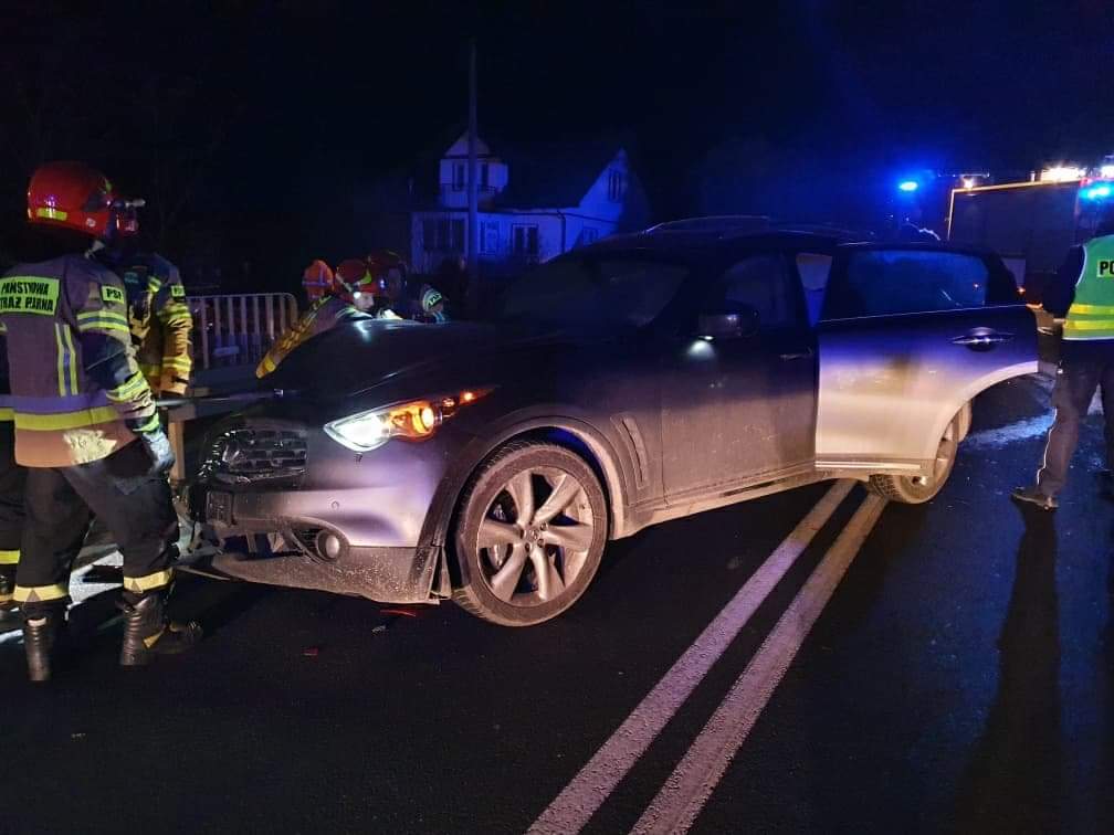 POSTOŁÓW: W wyniku zderzenia samochód wjechał w barierę [FOTO] - Zdjęcie główne