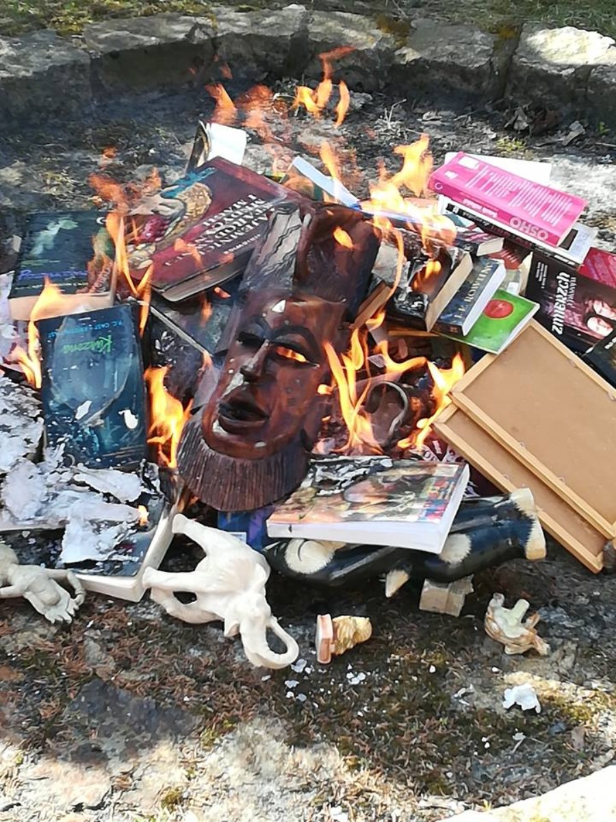 "#Hajcujemy" - Księża z ministrantami spalili książki o Harrym Potterze - Zdjęcie główne