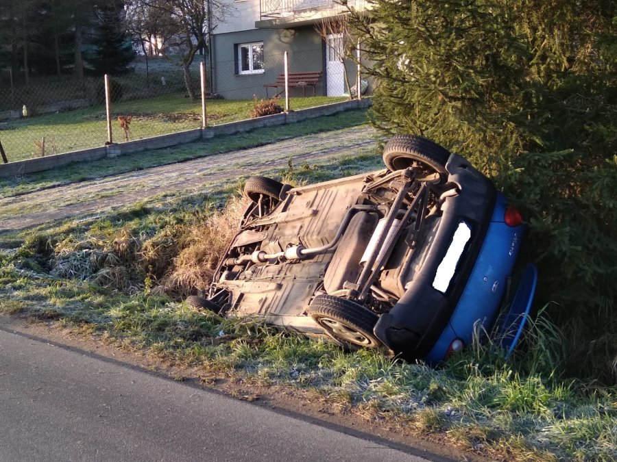 REGION. Dachowanie samochodu. W środku dwójka małych dzieci [FOTO] - Zdjęcie główne