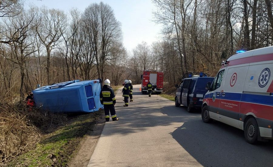 Stracił panowanie nad pojazdem i uderzył w przydrożny pień [ZDJĘCIA] - Zdjęcie główne