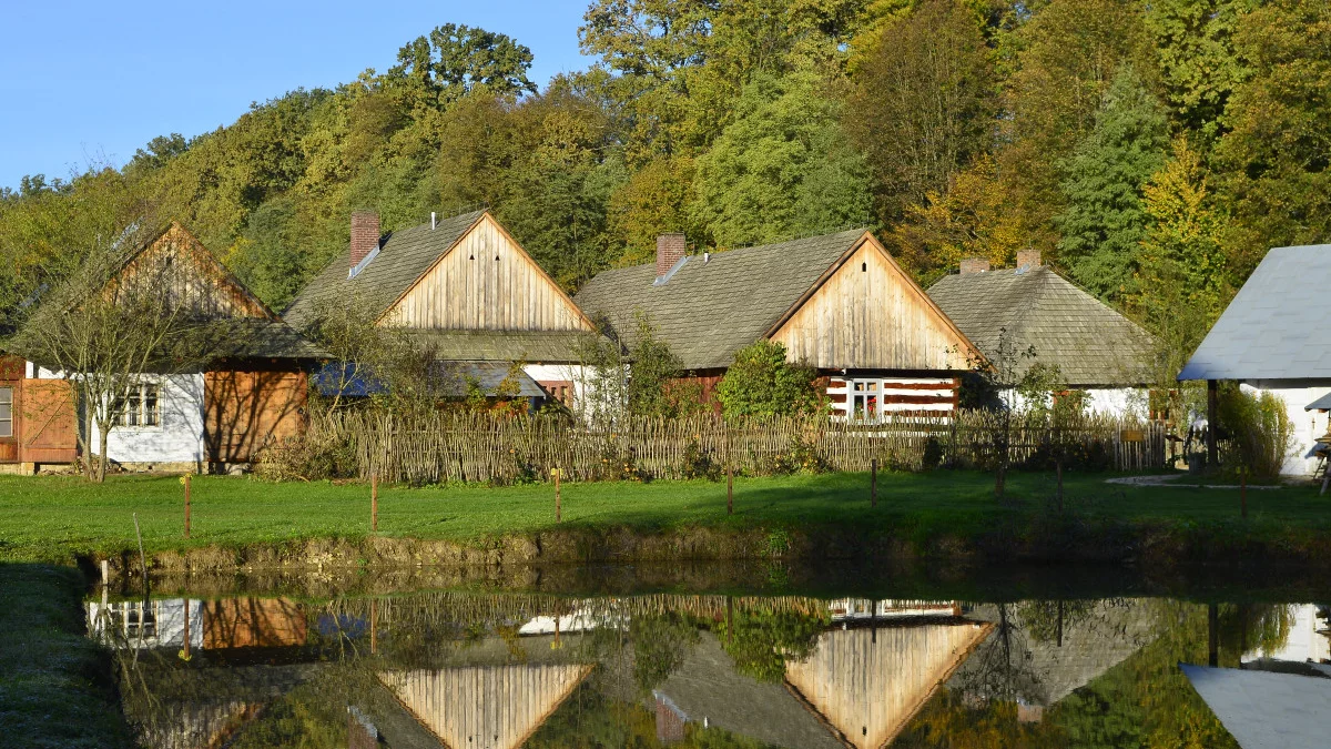 Wyjątkowo piękne miejsce pełne historii. Zobacz sanocki Skansen jesienią - Zdjęcie główne