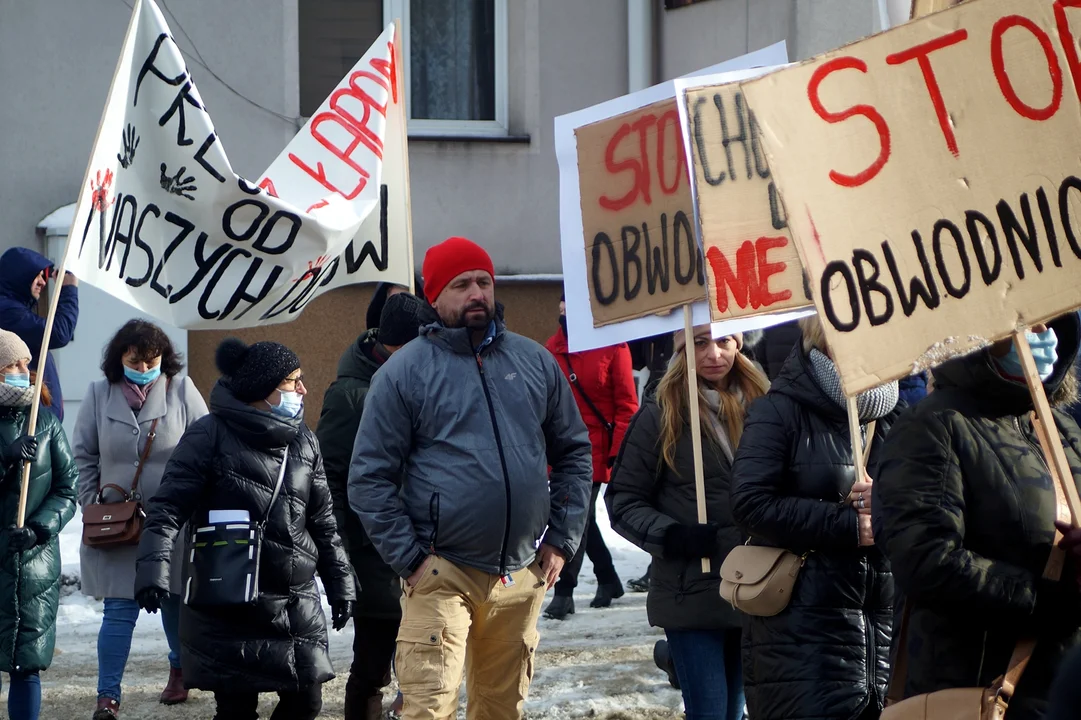 Protest w Lesku. Mieszkańcy sprzeciwiają się budowie obwodnicy przez Huzele i Wolę Postołową [ZDJĘCIA] - Zdjęcie główne
