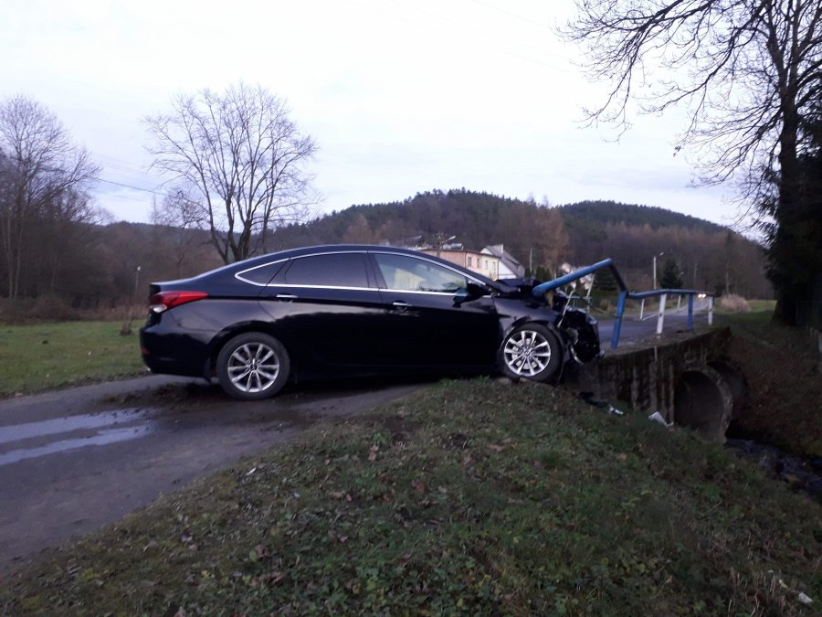 Wbił się w metalową barierę na moście w Uluczu [FOTO] - Zdjęcie główne