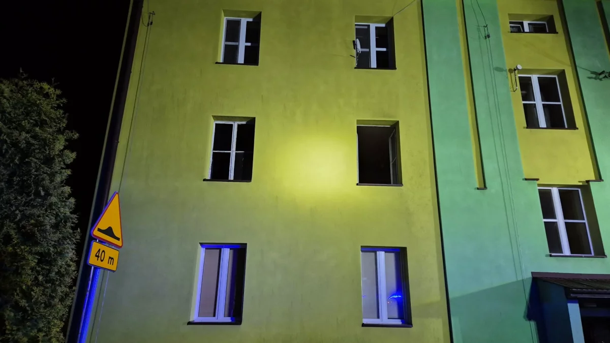 Pożar mieszkania w Zagórzu. Jedna osoba poszkodowana [ZDJĘCIA, WIDEO] - Zdjęcie główne
