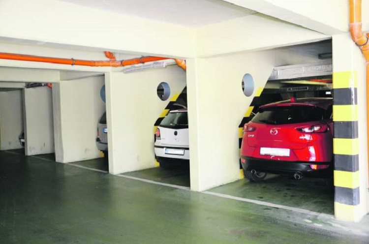 Płonące auto na parkingu wielopoziomowym? Pytamy, czy obiekt jest bezpieczny - Zdjęcie główne