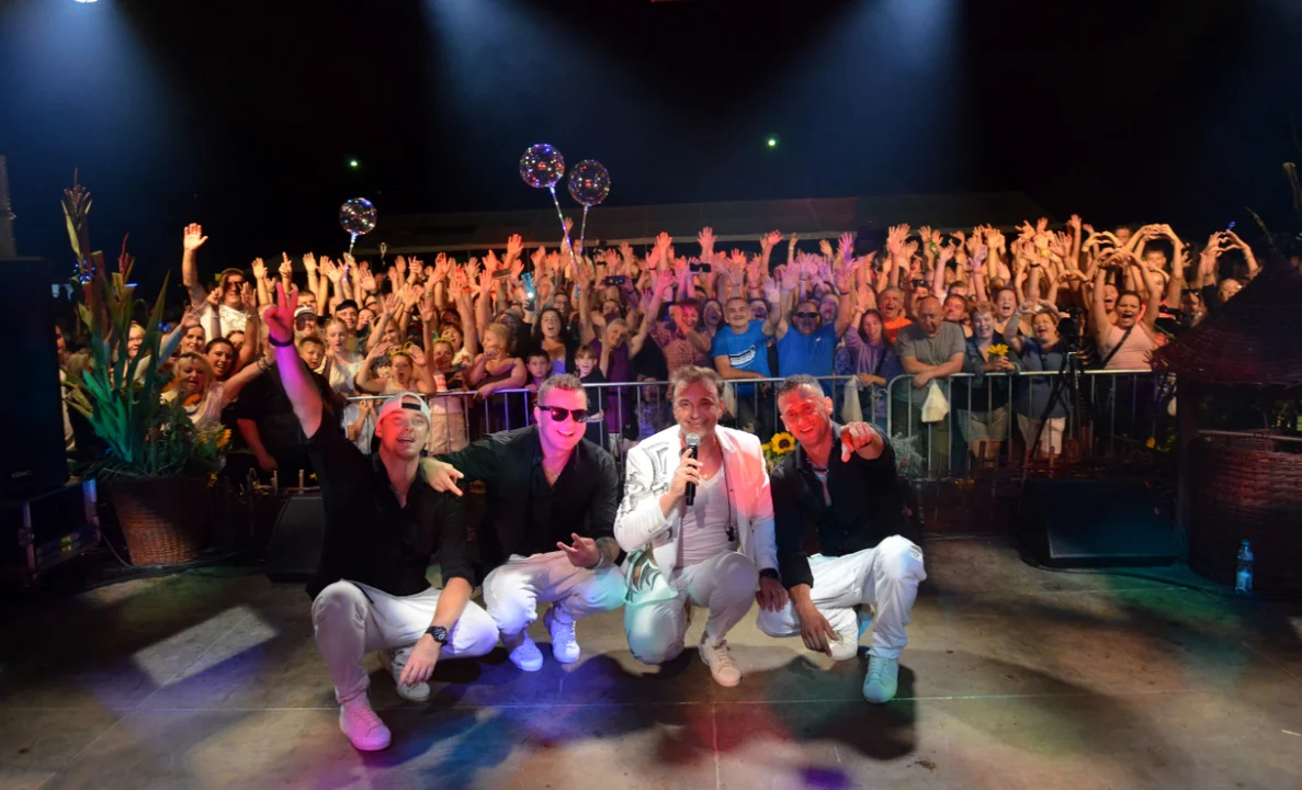 Koncert zespołu WEEKEND w Czerteżu. Boysband rozgrzał publiczność do czerwoności! [ZDJĘCIA,WIDEO] - Zdjęcie główne