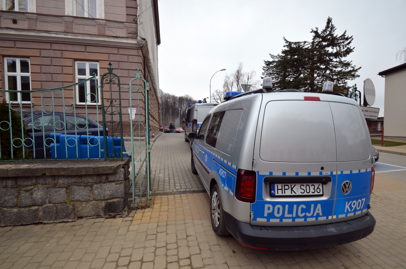 pikieta mieszkańców wsi przed sesją Rady Miasta Sanoka