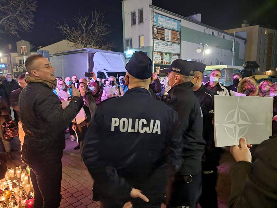 Dwie osoby zatrzymane przez policję podczas protestu w Dębicy [WIDEO, ZDJĘCIA] - Zdjęcie główne