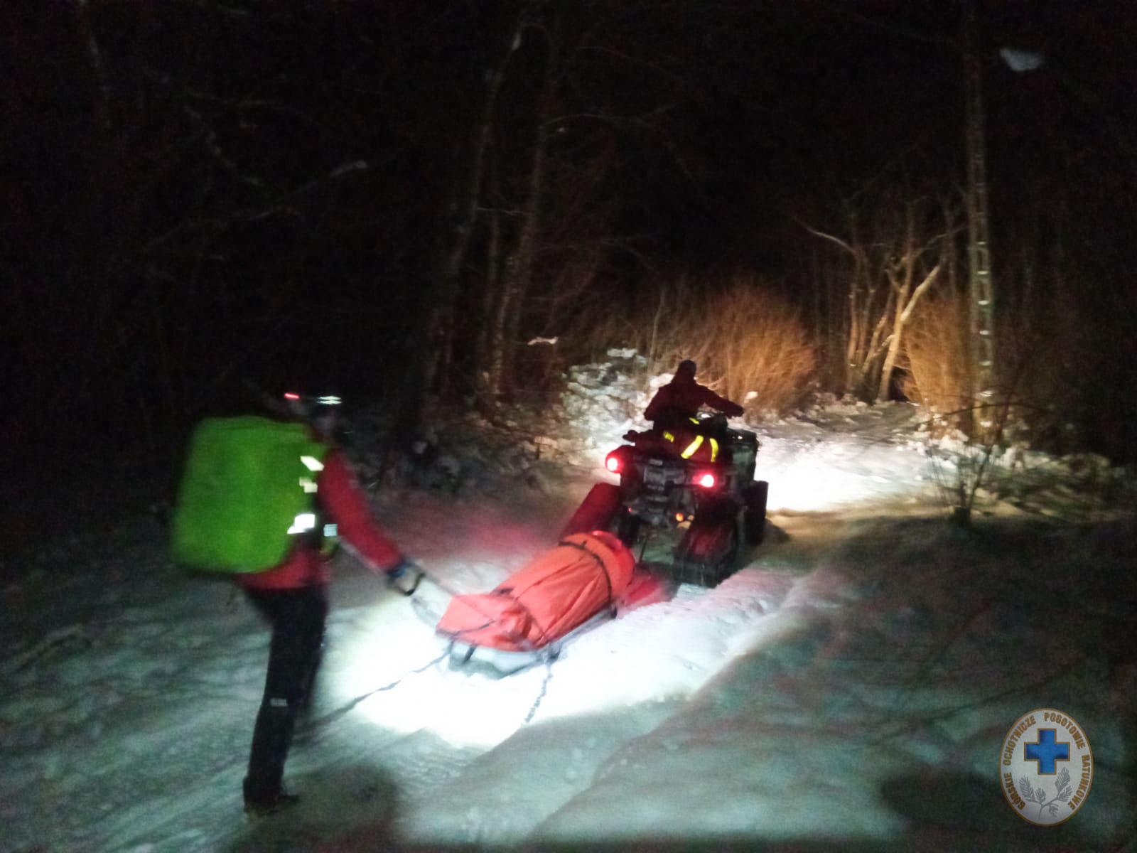 BIESZCZADY. Nocna akcja ratownicza. Karetka nie była w stanie tam dojechać [FOTO] - Zdjęcie główne